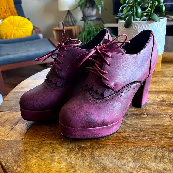 Adorable heels for a night out! These go well with ANYTHING, especially jeans. - Picture 3 of 5